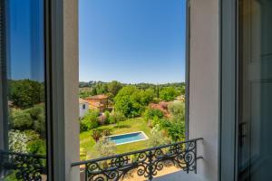 a balcony with a view of a garden and a pool at Maison Aimé in La Motte