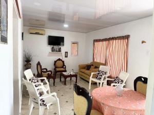 a living room with a table and chairs at Alojamiento Wilkenia in Ochoa