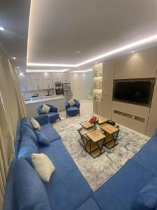 a living room with a blue couch and a table at فلل دوبلكس - جدة in Jeddah