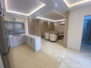 a room with a kitchen and a dining room at فلل دوبلكس - جدة in Jeddah +32 photos