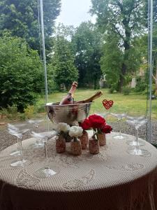 a man in a bath tub on a table with glasses at MaVa' Country House in Castelnuovo Bocca dʼAdda