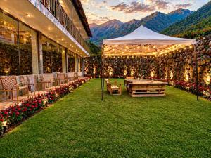 a view of a building with a tent and flowers at Hospedaje Shalom in Pisac