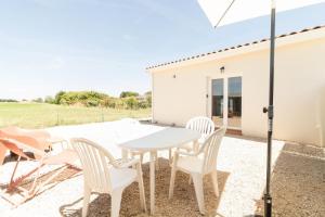 a table and chairs on the patio of a house at Maison Lafitte-Vigordane in Lafitte-Vigordanne