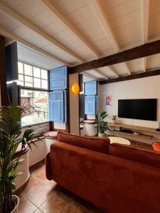 a living room with a couch and a flat screen tv at Casita Drago in Santa Cruz de la Palma