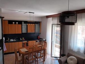 eine Küche und ein Esszimmer mit Tisch und Stühlen in der Unterkunft Mountain Icon in Florina