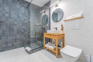 ein Badezimmer mit Waschbecken, Toilette und Spiegel in der Unterkunft Vila Core in Rucăr