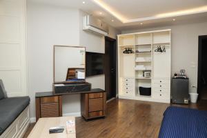 a living room with a couch and a mirror at Munir`s residence 2 in Cairo