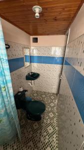 a bathroom with a toilet and a sink at Hotel Casaloma in Florián