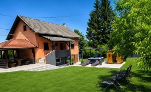 a house with a picnic table in a yard at Kuća za odmor Skela in Glina