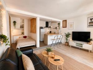 a living room with a couch and a table and a kitchen at Cozy loft, Loire et chateaux in Messas