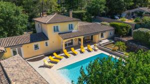 an aerial view of a house with a swimming pool at La Bastide au Soleil in Flayosc