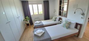 a small room with two beds and a mirror at Casa Fery in Contra