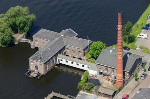 an aerial view of a large building in the water at Hotel de Keizerskroon Amsterdam-Schiphol-Halfweg in Halfweg