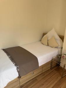 a small bedroom with a bed and a glass table at Baden-Baden Zentrum Studio in Baden-Baden