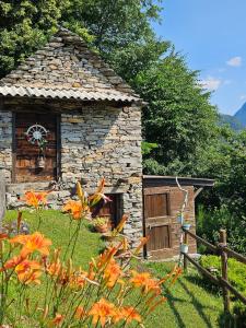 a stone building with a wooden door and a fence at Casa Fery in Contra