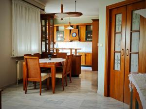 a dining room and kitchen with a table and chairs at Casa Marrone in Proskinitaí
