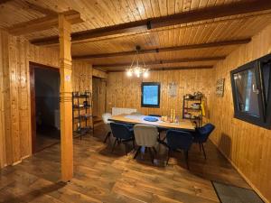 a dining room with a table and chairs at Bergblick in Arpaşu de Sus