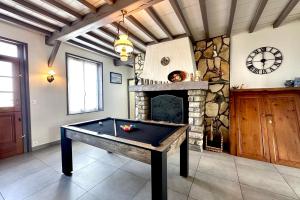 a pool table in a room with a fireplace at Maison de charme - Jardin - BBQ - 10min du Crotoy in Rue