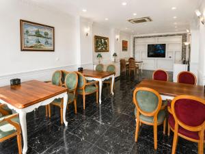 a dining room with wooden tables and chairs at Sahil Panorama Otel in Trabzon