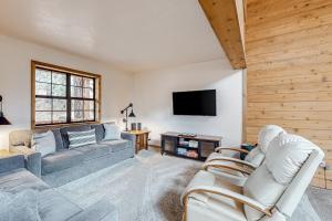 ein Wohnzimmer mit zwei Sofas und einem Flachbildfernseher in der Unterkunft Idyllwild At Heart in Idyllwild