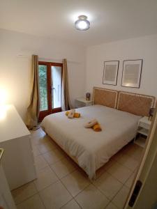 a bedroom with a bed with two towels on it at U muntagna Olmo in Olmo