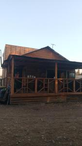 a wooden building with a fence in front of it at Casa de campo in Colina