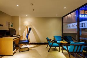 Televízia a/alebo spoločenská miestnosť v ubytovaní Sofia Suite Hotel Danang