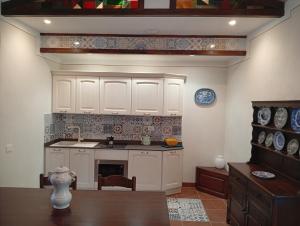 a kitchen with white cabinets and a counter top at I leoni di Montecchio in Castiglion Fiorentino +15 photos