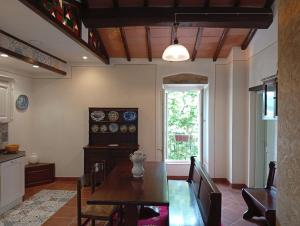 a dining room with a table and a window at I leoni di Montecchio in Castiglion Fiorentino
