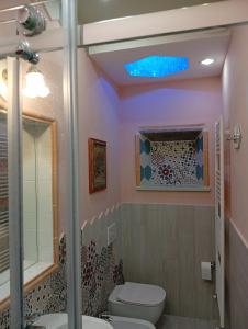 a bathroom with a toilet and a blue light at I leoni di Montecchio in Castiglion Fiorentino