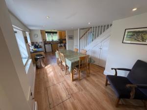 a kitchen and dining room with a table and chairs at Stunning 3 bedroom 3 bath self catering cottage nr Stonehenge, Salisbury, Longleat, Avebury and Bath, Short walk to lovely village pub in Pewsey