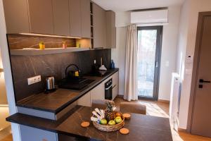 a kitchen with a bowl of fruit on a table at CASA UNO Horizon in Platamonas