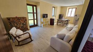 ein Wohnzimmer mit Sofa, Stühlen und einem Tisch in der Unterkunft La Ràndula in Balme