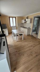 eine Küche mit Tisch und Stühlen in einem Zimmer in der Unterkunft La Ràndula in Balme