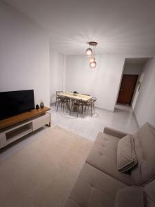 a living room with a couch and a table at Apartamento Completo e confortável em Sinop Mt in Sinop