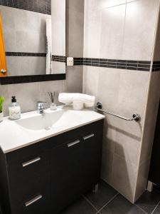 a bathroom with a sink and a mirror at Apartamento EL LUCENTINO in Lucena