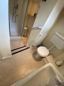a bathroom with a tub and a toilet and a sink at Stunning 3 bedroom 3 bath self catering cottage nr Stonehenge, Salisbury, Longleat, Avebury and Bath, Short walk to lovely village pub in Pewsey +48 photos