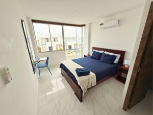 a bedroom with a bed and a desk and a window at Casa Familiar a Pasos del Mar Playa y Felicidad in Manta +117 photos
