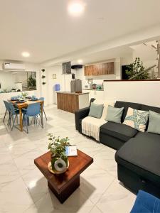 a living room with a couch and a table at Casa Familiar a Pasos del Mar Playa y Felicidad in Manta