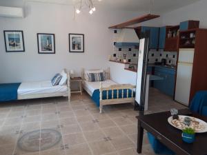 a living room with two beds and a kitchen at Apartment in Kinira Thasos in Koinyra