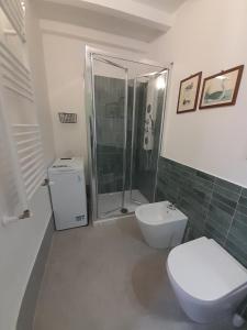ein Badezimmer mit Toilette und Dusche in der Unterkunft Lumie in Palermo