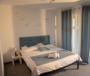 a bedroom with a bed with birds on the wall at Victoria Ustka Pokoje i Apartamenty Blisko Plaży in Ustka