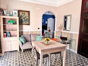 a living room with a table and a couch at Casa Costanza 25 in San Cipirello