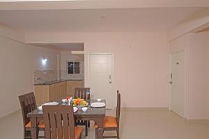 Küche/Küchenzeile in der Unterkunft Arra Grande Suites - Nearest Airport Hotels Bangalore