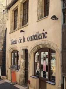 a building with the words what do a confidence on it at A côté de la Gare in Thiers