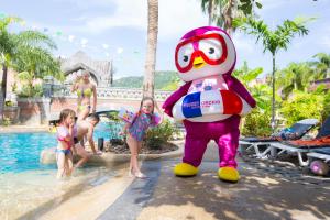 Bazén v ubytování Phuket Orchid Resort and Spa nebo v jeho okolí