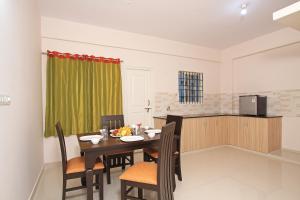Küche/Küchenzeile in der Unterkunft Arra Grande Suites - Nearest Airport Hotels Bangalore