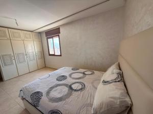 a bedroom with a bed in a room at Complexe luxury in Oued Laou