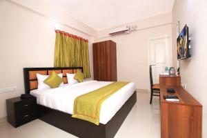 Ein Bett oder Betten in einem Zimmer der Unterkunft Arra Grande Suites - Nearest Airport Hotels Bangalore