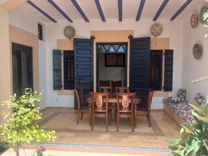 a dining room with a table and chairs at Duplex A30 in Oualidia